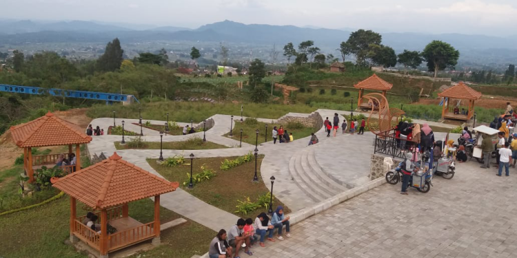 Rumput Tetangga Lebih Hijau, Warga Temanggung Pilih Plesir ke Luar Kota