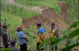 Bupati Agus Setyawan menginstruksikan percepatan pemulihan akses jalan antar-desa di Kecamatan Gemawang yang terputus total akibat bencana tanah longsor pada Jumat (2/1/2026). (Sumber: Temanggungkab.go.id) 