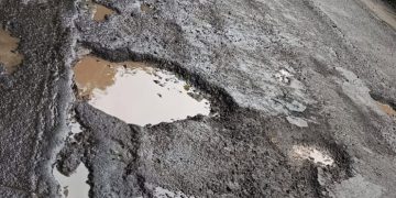 Waspada! “Jebakan Batman” di Jalur Kandangan-Jumo Intai Pengendara: Licin dan Berlubang Dalam!