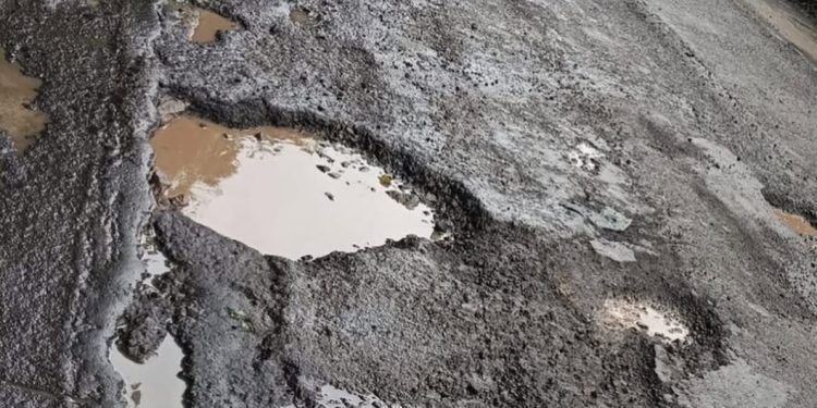 Waspada! “Jebakan Batman” di Jalur Kandangan-Jumo Intai Pengendara: Licin dan Berlubang Dalam!