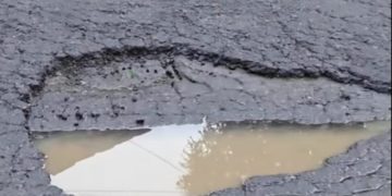 Jalan Rusak Depan SD Jumo Temanggung Memprihatinkan, Warga Keluhkan Aspal Mengelupas dan Berlubang