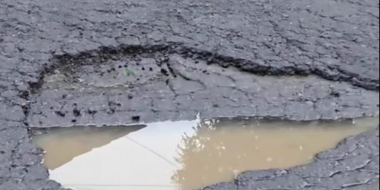 Jalan Rusak Depan SD Jumo Temanggung Memprihatinkan, Warga Keluhkan Aspal Mengelupas dan Berlubang