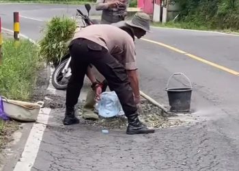 Kondisi Jalan Utama Temanggung-Wonosobo Memprihatinkan, Warga Keluhkan Lubang Menganga