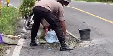 Kondisi Jalan Utama Temanggung-Wonosobo Memprihatinkan, Warga Keluhkan Lubang Menganga