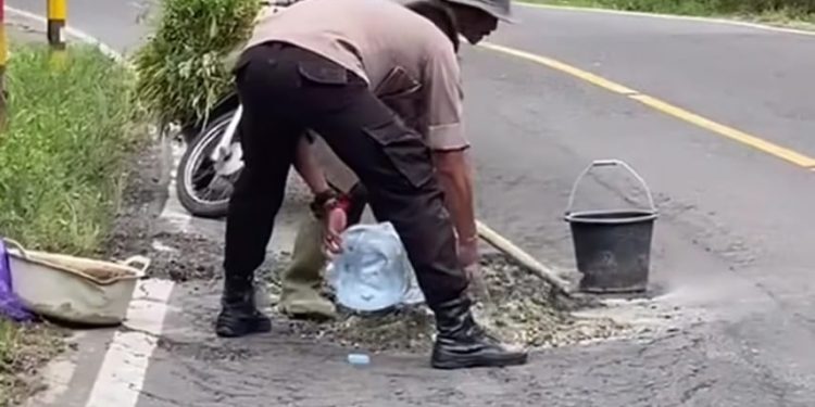 Kondisi Jalan Utama Temanggung-Wonosobo Memprihatinkan, Warga Keluhkan Lubang Menganga
