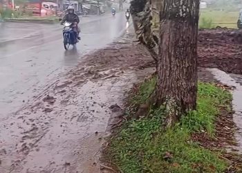 Ceceran Tanah Proyek di Kranggan Resahkan Pengendara