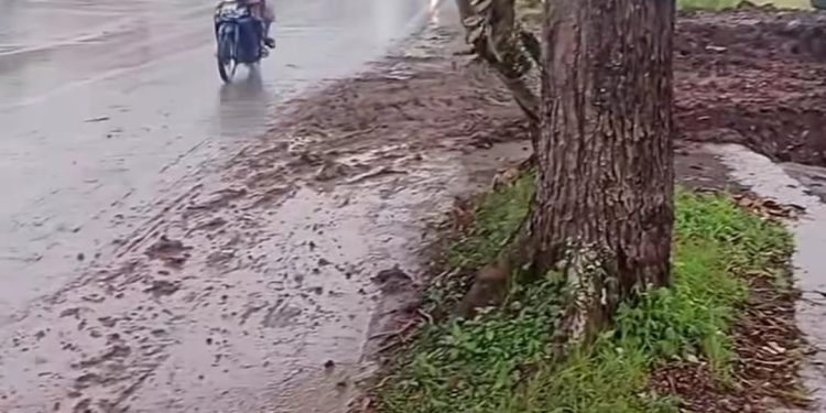 Ceceran Tanah Proyek di Kranggan Resahkan Pengendara