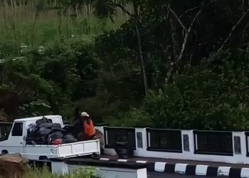 Puluhan Kantong Sampah Dibuang ke Sungai, Oknum Berpakaian Oranye Terekam Kamera