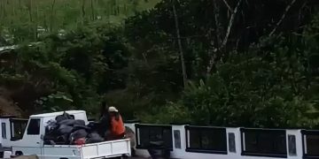 Puluhan Kantong Sampah Dibuang ke Sungai, Oknum Berpakaian Oranye Terekam Kamera