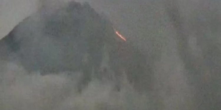 Aktivitas Meningkat, Gunung Merapi Semburkan Lava Pijar 5 Kali dengan Kegempaan yang Terus Bertambah
