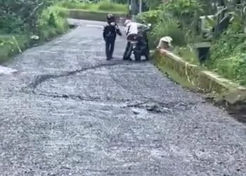 Aksi Nekat Pemotor di Kranggan: Aspal Masih Basah Tetap Diterjang, Netizen Geram