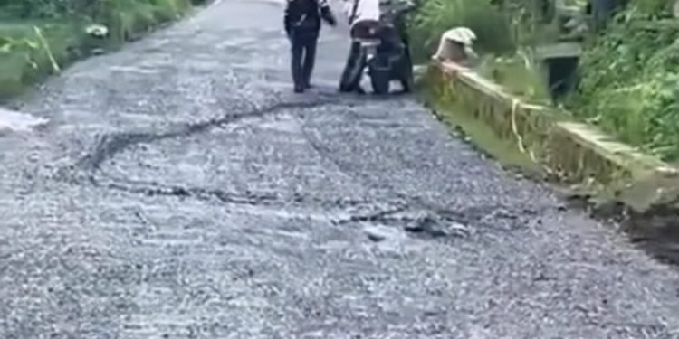 Aksi Nekat Pemotor di Kranggan: Aspal Masih Basah Tetap Diterjang, Netizen Geram