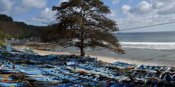 Cuaca Ekstrem Terjang Pesisir Kebumen: Nelayan Banting Setir Jadi Petani, Pertumbuhan Udang Terhambat