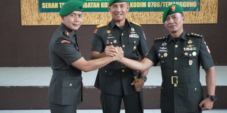 Foto: Komandan Korem 072/Pamungkas Brigjen TNI Yuniar Dwi Hantono memimpin upacara serah terima jabatan Komandan Kodim 0706/Temanggung di Makodim 0706/Temanggung.