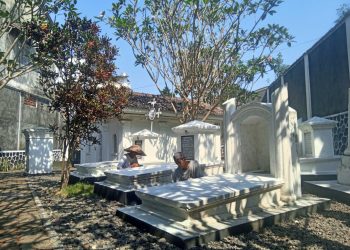 SM/Asef F Amani MAKAM: Anggota Komunitas Kota Toea Magelang membersihkan dan mengecat makam Johannes van der Steur dalam rangkaian Johannes van der Steur Fest #5, 1-26 Juli 2026.