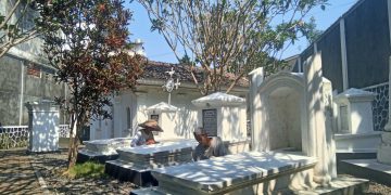 SM/Asef F Amani MAKAM: Anggota Komunitas Kota Toea Magelang membersihkan dan mengecat makam Johannes van der Steur dalam rangkaian Johannes van der Steur Fest #5, 1-26 Juli 2026.