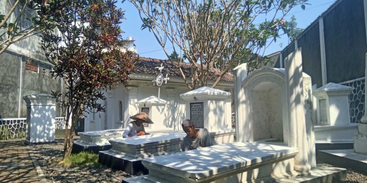 SM/Asef F Amani MAKAM: Anggota Komunitas Kota Toea Magelang membersihkan dan mengecat makam Johannes van der Steur dalam rangkaian Johannes van der Steur Fest #5, 1-26 Juli 2026.