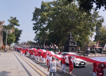 Semarak HUT RI ke 81 – Bentangkan Bendera 100 Meter Sembari Jalan Kaki
