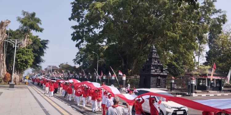 Semarak HUT RI ke 81 – Bentangkan Bendera 100 Meter Sembari Jalan Kaki