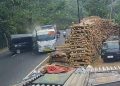 Terekam CCTV : Tabrakan Suzuki Futura dan Truk Muatan Semen di Wonosobo, 4 Luka