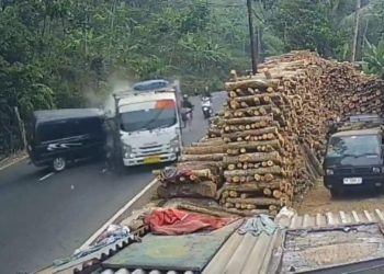 Terekam CCTV : Tabrakan Suzuki Futura dan Truk Muatan Semen di Wonosobo, 4 Luka