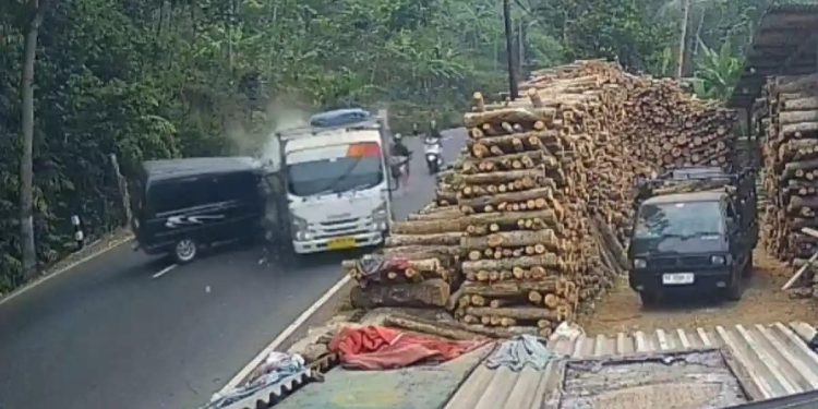 Terekam CCTV : Tabrakan Suzuki Futura dan Truk Muatan Semen di Wonosobo, 4 Luka