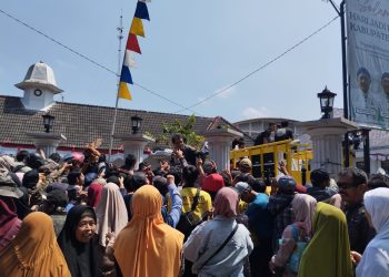 Harga Pakan Naik, Peternak Bagikan Ratusan Ayam