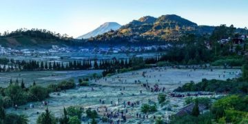 Agustus: Wisatawan Menginap Di Dafam lalu Nikmati Dinginnya Embun Es Dieng Pagi Harinya