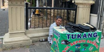 Karyono Tukang Reparasi Sepatu yang Memiliki Keterbatasan Namun Tetap Gigih Bekerja