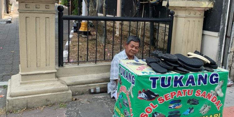 Karyono Tukang Reparasi Sepatu yang Memiliki Keterbatasan Namun Tetap Gigih Bekerja