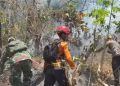 SM/Dok LAHAN TERBAKAR: Kebakaran Lahan Perhutani Hari Ke tiga(24/9) masih ditangani oleh tim gabungan