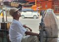 SM/Dok : Tirto Sumeto alias Pak Tir yang membawa gerobak pikul sederhana sedang berhenti menunggu pembeli di tepi jalan