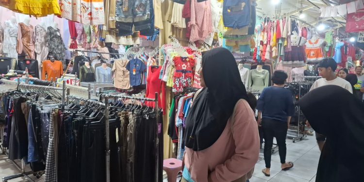 SM/Dok : Kondisi pasar Rejowinangun yang sepi hanya beberapa orang pembeli yang datang