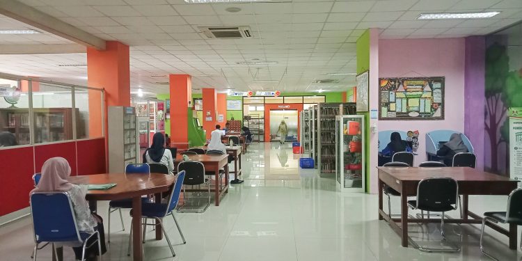 SM/Dok : Pengunjung sedang membaca buku dengan tenang di ruang baca yang merupakan fasilitas perpustakaan