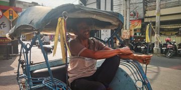 SM/Dok : Muhlasin seorang tukang becak konvensional yang mangkal di Pasar Rejowinangun, Kota Magelang untuk mencari penumpang.