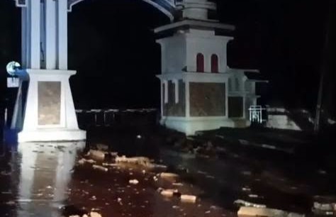 Banjir bandang kawasan kompleks Kantor Bupati Solok. (Sumber: X/@Mongsokepungkur)