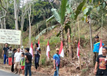 Warga Sambeng Bergotong Royong Pasang Bendera Setengah Tiang Tolak Penambangan Progo