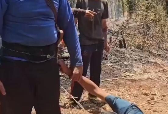 Tangkapan layar video seorang anak laki-laki yang diduga hendak membakar hutan dan telah diamankan oleh petugas damkar dan warga. (Sumber: X/@independentjawa)
