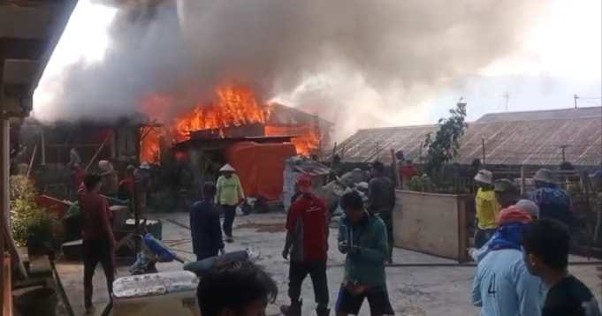 Belasan Rumah Hangus Terbakar di Jalan Dieng Km 19