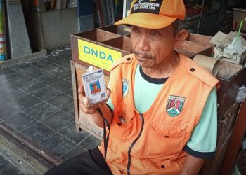 SM/Dok : Sukidal seorang juru parkir di kawasan Pecinan, Kota Magelang yang menunjukkan KTA miliknya