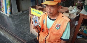 SM/Dok : Sukidal seorang juru parkir di kawasan Pecinan, Kota Magelang yang menunjukkan KTA miliknya