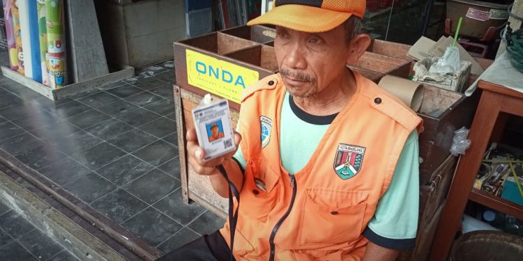 SM/Dok : Sukidal seorang juru parkir di kawasan Pecinan, Kota Magelang yang menunjukkan KTA miliknya