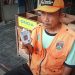 SM/Dok : Sukidal seorang juru parkir di kawasan Pecinan, Kota Magelang yang menunjukkan KTA miliknya