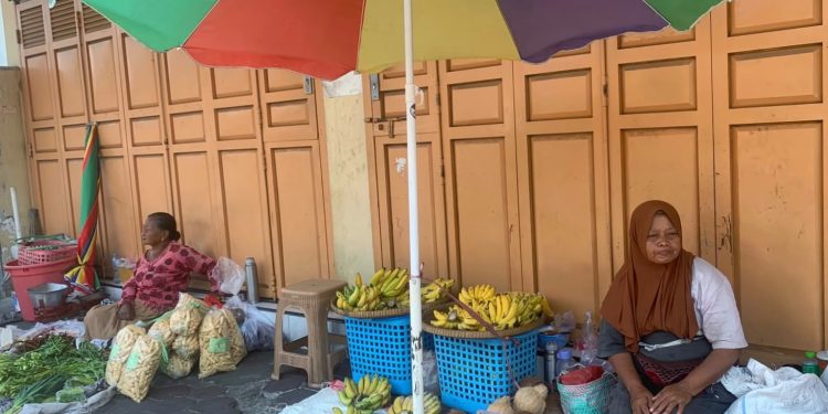 Bertahan di Pinggir Jalan: Cerita Para Pedagang Pasar yang Memilih Tepi Jalan demi Menyambung Hidup
