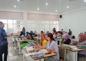SM/Dok : Pengarahan dan pelatihan oleh Gondo Wicaksono Pribadi yang diikuti oleh dua puluh peserta pelatihan kriya.