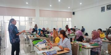 SM/Dok : Pengarahan dan pelatihan oleh Gondo Wicaksono Pribadi yang diikuti oleh dua puluh peserta pelatihan kriya.