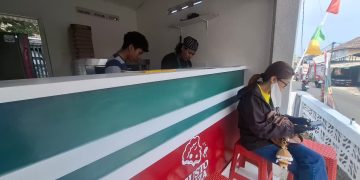 Suasana pengunjung di Gusto Pizza Sanden. (Arda/Suara Merdeka)
