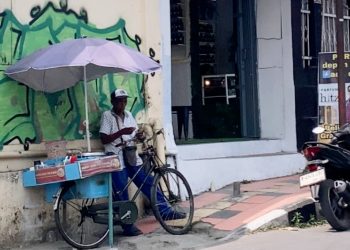 Dakir berjualan kojek menggunakan sepeda ontelnya di kawasan Kota Magelang. (Arda/Suara Merdeka)
