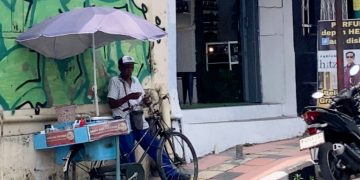 Dakir berjualan kojek menggunakan sepeda ontelnya di kawasan Kota Magelang. (Arda/Suara Merdeka)