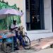 Dakir berjualan kojek menggunakan sepeda ontelnya di kawasan Kota Magelang. (Arda/Suara Merdeka)